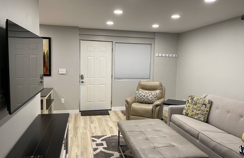 East Bloomington House | New Remodel Updated in 2023, 2BR 2 BA, Minutes to Mall/Airport