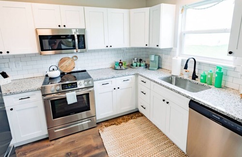 Glencoe House | New, Remodeled, Pool, Fenced Great location