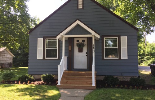 Lake Geneva House | New Reno. Entire Home. Blue Bungalow in downtown Lake Geneva. Walk to Lake