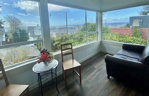 White Rock House | New renovated beautiful view beach house