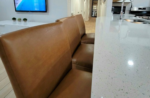 Biggs Field House | New Renovated Corner Sleek Home 3Br 2Bth near I-10, Del Sol Hospital & Fountains