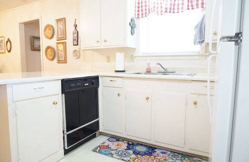 Brandon House | NEW! Retro Retreat - Historic District Downtown Brandon