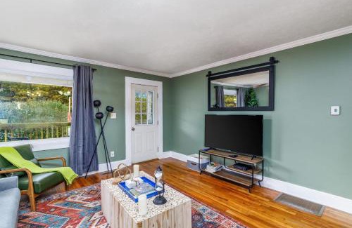 Summerlee House | New River Gorge Cottage w Hot Tub, Fire Pit, Grill