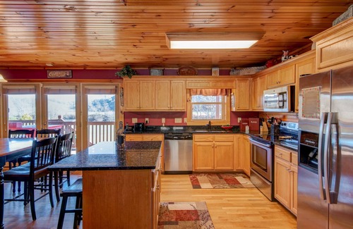 Todd Cabin | New River Ramble - riverfront with game room, hot tub, fire pit