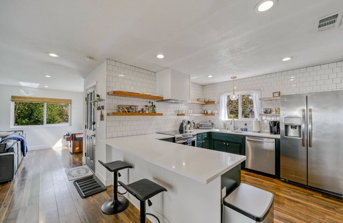 Lake Redding Estates House | *NEW* 🌄Riverside Retreat🌅 with Pool & Hot Tub