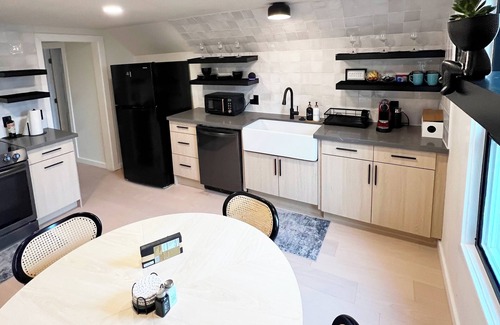 Hilltop House | NEW Robin's Roost 1BD Where Comfort and Charm Meet
