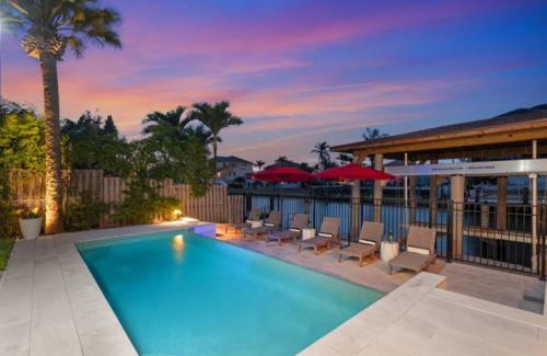 Connors House | New salt pool & 7 hole mini golf on canal -Vanderbilt Country Club