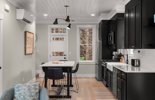 Seabrook House | *New* Seabrook's Robins Nest: Dog Friendly, Hot Tub!