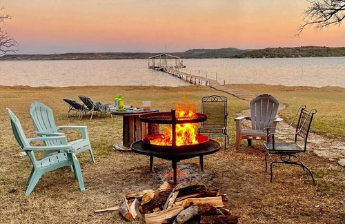 Caddo House | New! Secluded Waterfront Cabin With Private Dock