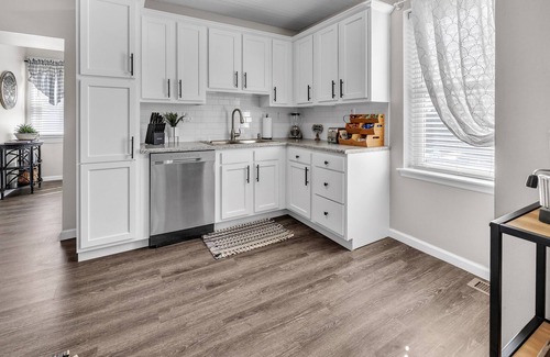 Imperial House | NEW! Serene Corner Cottage with Hot Tub