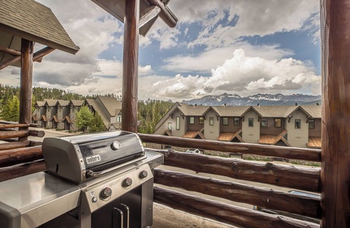 Saddle Ridge House | New! Ski-in/Ski-out 3-bedroom condo with private hot tub & grill