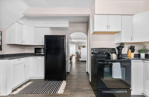 Oshkosh House | NEW! Sleeps 13! Convenient&Close