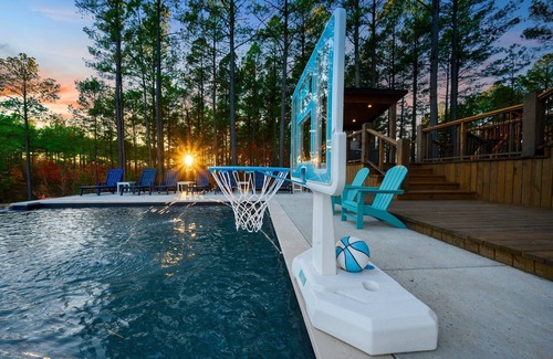 Pickens Cabin | New-Sleeps 30-Pool-Pond-Kayaks-Golf-Spa-BBall-Poker-Ping Pong-Skeeball-ATVs