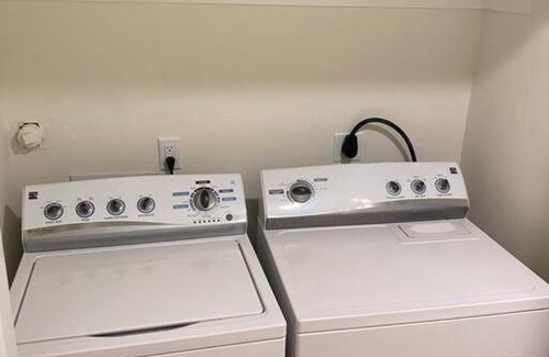 Spring Branch Central House | New Spacious 3BR 20Min DRIVE DWNTOWN!