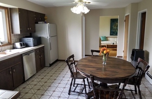 DeWitt House | NEW! SPACIOUS 4BDRM CLOSE to SYRC Univ & DWNTWN.