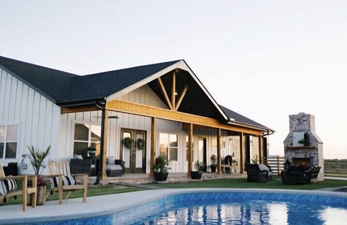 Farmington House | New spacious guest house with pool, 6.9 miles from University of Arkansas!