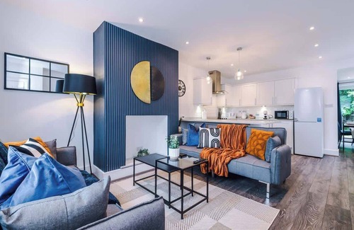 Droylsden House | NEW! Spacious Home, Ideal for Groups, FREE Parking