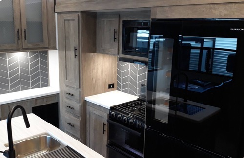 Gravois Mills House | New spacious RV that sits just steps away from the Beautiful Lake of the Ozarks