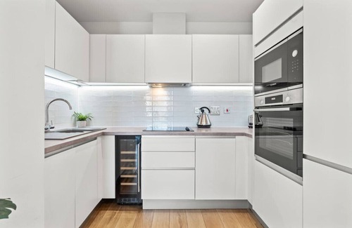 Gay Village Apartment | New Street Luxe Apartment | Parking | Sleeps 4