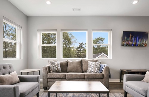 Bensenville Condo | New Stunning 2BED 2BATH Apartment. Close to METRA, O'Hare and Rivers Casino