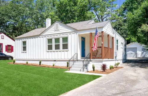 Forest Park House | NEW Stunning ATL Hideaway 0.7 miles from Airport