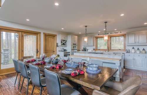 Ellicottville Ski Chalet | New & Stunning Chalet!⛷ A+ Reno, Hot-Tub, Barrel Sauna, Slope Views, Fire Pit🔥