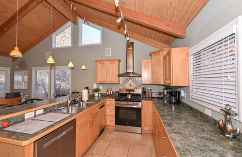 Ashtabula House | New! Stunning Geneva/Ashtabula Lakefront sleeps 16