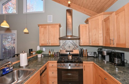 Ashtabula House | New! Stunning Geneva/Ashtabula Lakefront sleeps 16