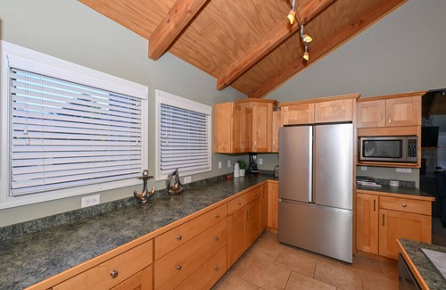 Ashtabula House | New! Stunning Geneva/Ashtabula Lakefront sleeps 16