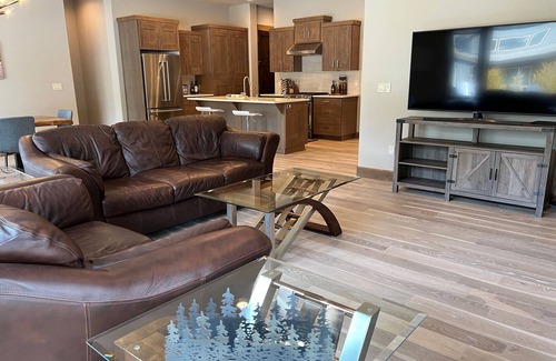 Bend House | New, Stunning & Modern Luxury, Fire Pit, A/C, Golf, Bike, Hike & Mt Bachelor