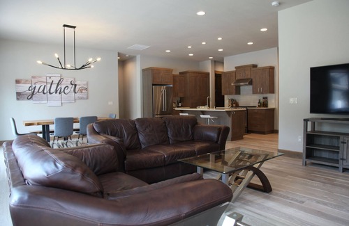 Bend House | New, Stunning & Modern Luxury, Fire Pit, A/C, Golf, Bike, Hike & Mt Bachelor