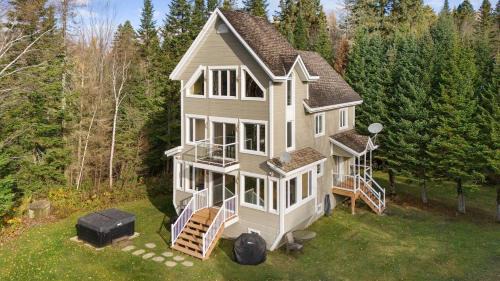Saint-Calixte Ski Chalet | *NEW* Stunning Waterfront Bright Chalet with Spa