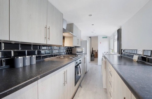 Darlington House | New! Stylish 4BR in St John's