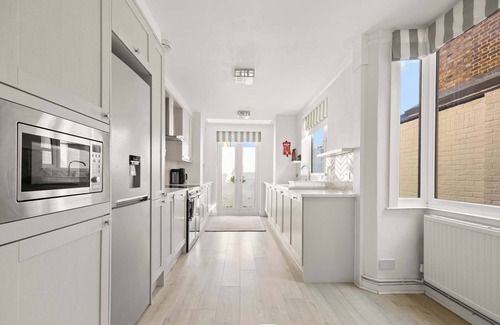 Windsor House | New! Stylish 4BR - Windsor City Centre - Sleeps 6