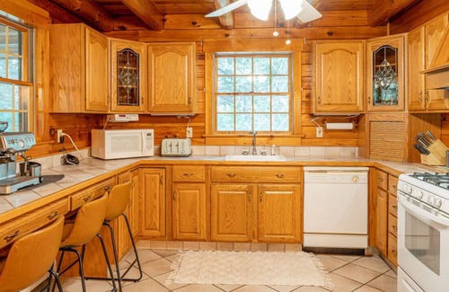 Bethel House | NEW: Stylish Super Private Log Home near State Park in Bethel