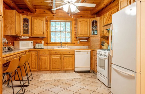 Bethel House | NEW: Stylish Super Private Log Home near State Park in Bethel