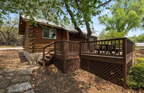 Spicewood Cabin | *NEW Sunrise Lodge - Dawn Suites | Lake Views