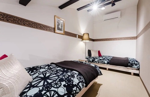 Nishinari House | 【NEW】Super Clean/130㎡/5 toilets & 4 showers/Namba & USJ nearby/Max 12people
