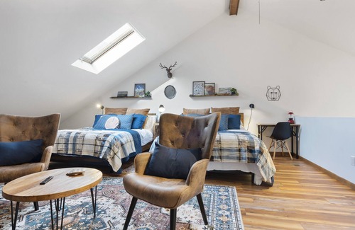 Vernon House | New, Super-Cozy, Slope-Side, Family & Pet Friendly Townhome on Mountain Creek