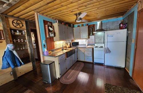 Plainfield Cabin | NEW (SUPERHOST) OWNER SPECIAL! Amazing Sunsets, come relax and make memories!