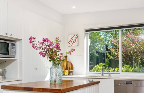 Pialligo Apartment | New to VRBO: Garden Precinct 3BR, Walking distance to Airport