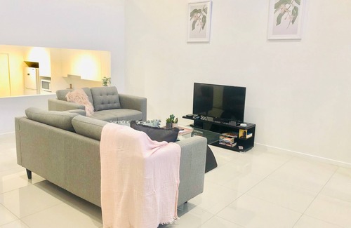 Wooloowin House | New Townhouse + Great Spot + Free Wifi & Coffee