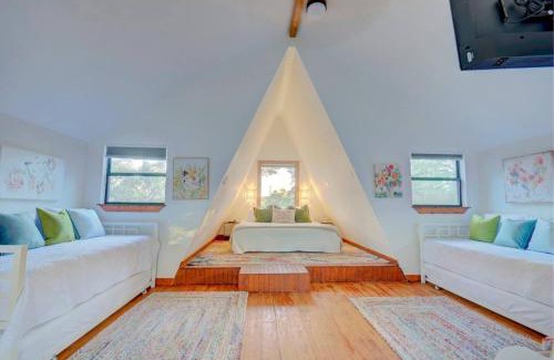 Wimberley House | NEW Treehouse at Link Lane 2 Acres w Hot Tub