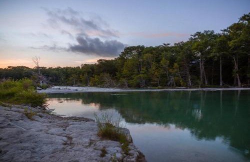 Wimberley House | NEW Treehouse at Link Lane 2 Acres w Hot Tub