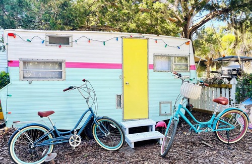 Tybee Island Cottage | NEW! Tybee’s Happy Glamper: POOL + FREE Bikes & Golf Cart + Stroll to Beach