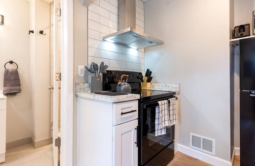 Mount Clemens Apartment | New! Upper Flat 1BR Near Downtown Mt. Clemens