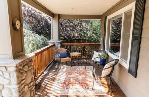 Boyd Acres House | NEW Upscale home with hot tub & backyard oasis!
