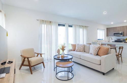 Florida City Villa | New Villa Serenity - 5 BR home for big groups - Near Florida Keys