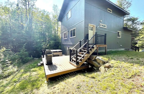 Jackson Ski Chalet | New w/3 kingbeds, AC, hot tub- 1 min to Storyland