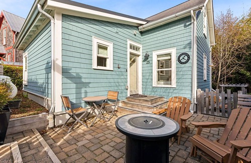 Seabrook House | *NEW* Wayfinder: a pet-free, modern-eclectic home!